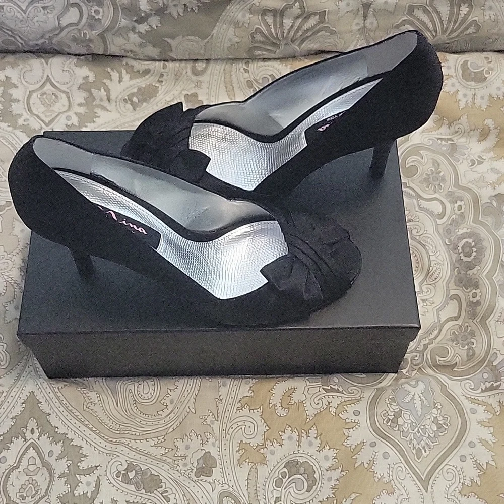 Beautiful Nina black peep toe heels - Picture 5 of 7